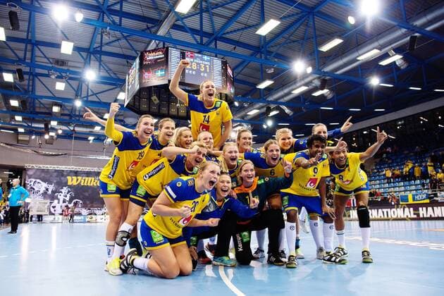 171208 Swedens players cheer for the match between Norway and Sweden during the World Cup on 8 December 2017 in Bietigheim Bissingen  Copyright: CARLxSANDIN BB171208CS083