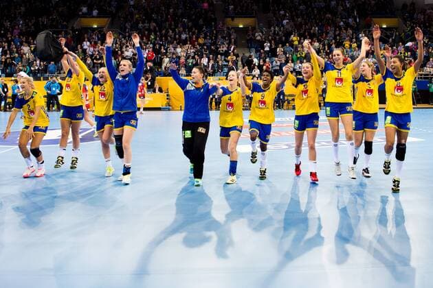 171208 The Swedish players thank the crowd after the match between Norway and Sweden during the World Cup on December 8, 2017 in Bietigheim Bissingen  Copyright: CARLxSANDIN BB171208CS126