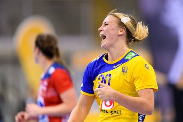 171208 Swedens Isabelle Gullden commends the match between Norway and Sweden during the World Cup on 8 December 2017 in Bietigheim Bissingen  Copyright: CARLxSANDIN BB171208CS131