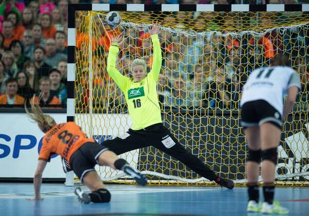 Seven-Meter Lois Abbingh 8 NED vs. goalkeeper Clara Woltering 16 GER Preliminary Group Play Netherlands Germany in Leipzig on 08 12 2017 Handball 23 Women Handball World Cup in Germany 2017