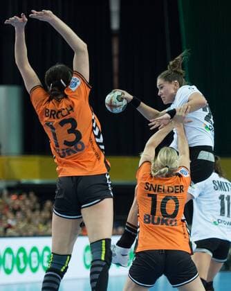 vl Yvette Broch 13 NED Danick Snelder 10 NED Emily BOELK 20 GER Preliminary Round Group Match Netherlands Germany in Leipzig on 08 12 2017 Handball 23 Women Handball World Cup in Germany 2017