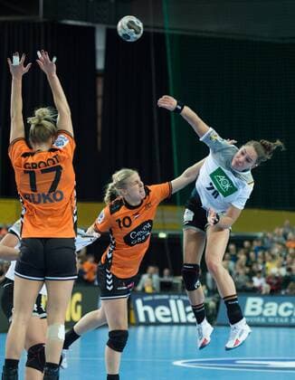 vl Nycke Groot 17 NED Danick Snelder 10 NED Emily BOELK 20 GER Preliminary Round Group Match Netherlands Germany in Leipzig on 08 12 2017 Handball 23 Women Handball World Cup in Germany 2017