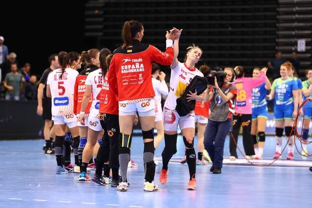 Nerea Pena Abaurrea Spain celebrates with Team Spain vs Slovenia IHF Women Handball World Cup 08 12 2017 Photographer Neis Eibner Trier Copyright: xEibner-Pressefoto AlexanderxNeisx EP_ANS