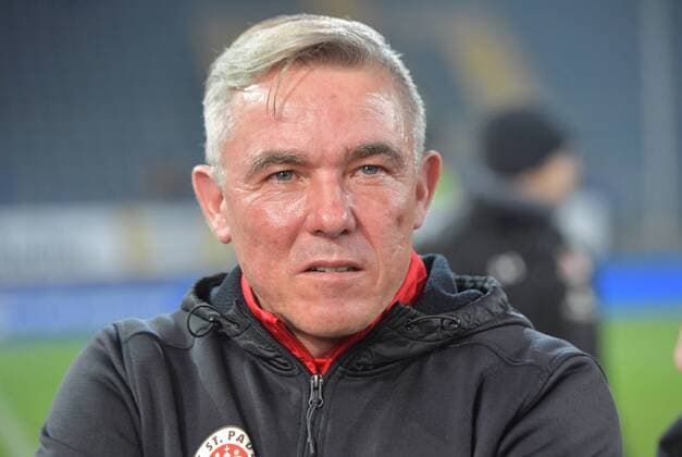 01 12 2017 Football 2 LIGA Season 2017 2018 16 Rounds SCHÜCO ARENA BIELEFELD DSC ARMINIA BIELEFELD FC ST PAULI 5 0 Olaf Janßen Coach FC St Pauli action single shot cross facial expressions gesture coach Coach