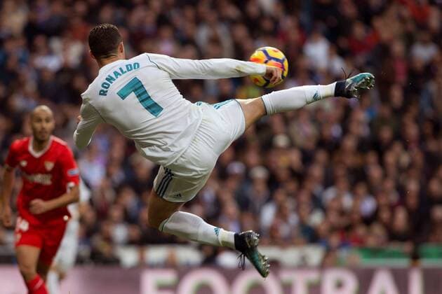 Themen der Woche Bilder des Tages - SPORT Real Madrid s Cristiano Ronaldo (C) in action against Sevilla during their Spanish Primera Division league game at Santiago Bernabeu Stadium in Madrid, Spain, 09 December 2017. Real Madrid vs. Sevilla !ACHTUNG: NUR REDAKTIONELLE NUTZUNG!  Copyright: xRodrigoxJimenezx GRAF6414 20171209-636484399463874139