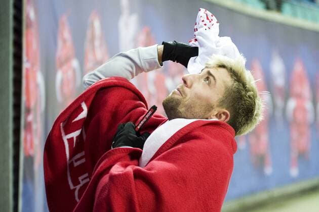 Football 1 Bundesliga 2017 2018 15 Matchday RB Leipzig 1 FSV Mainz 05 09 12 2017 RBL scorer Kevin Kampl gives away a signed jersey to a fan of Leipzig Saxony Germany after the match