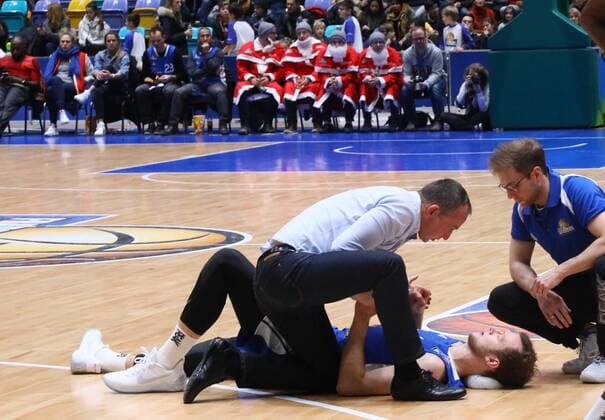 Niklas Kiel Fraport Skyliners has crashed and is being examined by team doctor Dr Wolfgang Raussen 09 12 2017 Fraport Skyliners vs Eisbären Bremerhaven Fraport Arena Frankfurt