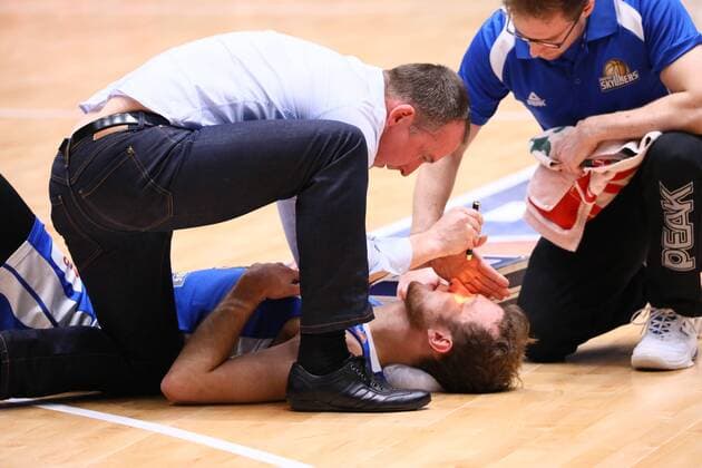 Niklas Kiel Fraport Skyliners has crashed and is being examined by team doctor Dr Wolfgang Raussen 09 12 2017 Fraport Skyliners vs Eisbären Bremerhaven Fraport Arena Frankfurt