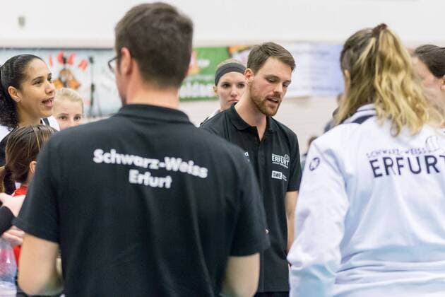 Jonas Kronseder Black White Erfurt Coach during a break coaching Team circle Team circle Approach Motivation Volleyball 1 Bundesliga Women Black White Erfurt VfB 91 Suhl Lotto Thuringia xprx