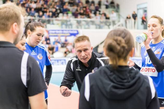 Han Abbing VfB Suhl coach during a break coaching gesturing volleyball 1 Bundesliga Women Black White Erfurt VfB 91 Suhl Lotto Thuringia xprx
