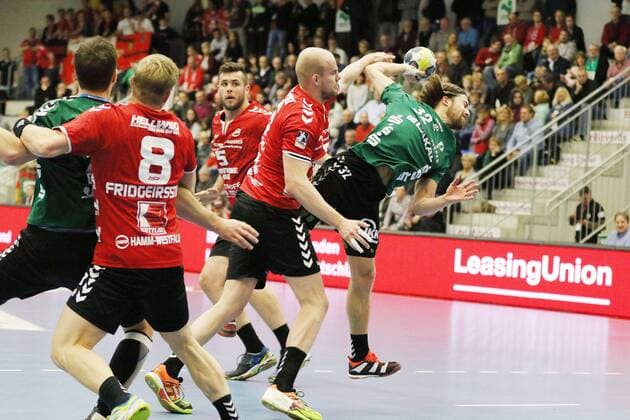 Julius Lindskog Andersson HG Saarlouis 32 against Markus Fuchs ASV Hamm Westphalia 6 ASV Hamm Westphalia vs HG Saarlouis Handball 2 Bundesliga 09 12 2017 Hamm Copyright: xEibner-Pressefoto Strohdiekx EP_JSK