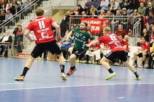Julius Lindskog Andersson HG Saarlouis 32 against Jakob Schwabe ASV Hamm Westphalia 11 left and Fannar Thor Fridgeirsson ASV Hamm Westphalia 8 right ASV Hamm Westphalia vs HG Saarlouis Handball 2 Bundesliga 09 12 2017 Hamm Copyright: xEibner-Pressefoto Strohdiekx EP_JSK