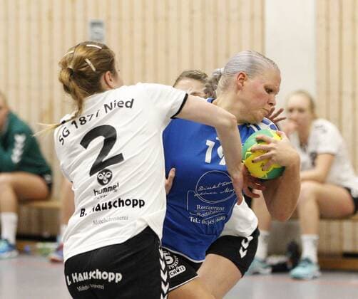 Germany Wicker 09 12 2017 Handball Hessen District Oberliga Wiesbaden Frankfurt Women Season 2017 2018 HSG Hochheim Wicker blue SG Nied ws v l Birte Which SG Nied Anika Zehner Hochheim Sport HSG Hochheim Wicker SG Nied