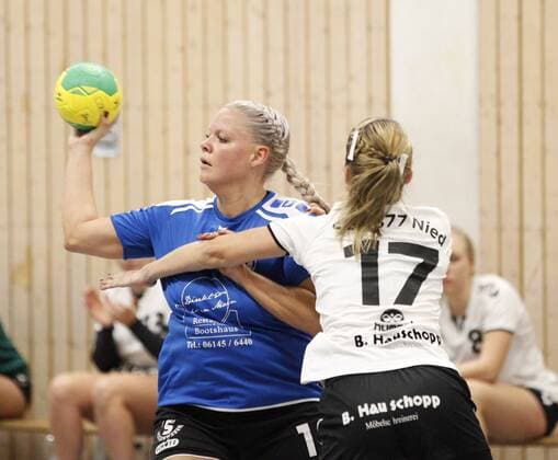 Germany Wicker 09 12 2017 Handball Hessen District Oberliga Wiesbaden Frankfurt Women Season 2017 2018 HSG Hochheim Wicker blue SG Nied ws v l Anika Zehner Hochheim Katharina Otto SG Nied Sport HSG Hochheim Wicker SG Nied