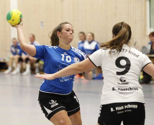 Germany Wicker 09 12 2017 Handball Hessen District Oberliga Wiesbaden Frankfurt Women Season 2017 2018 HSG Hochheim Wicker blue SG Nied ws v l Sarah Studer Hochheim Katharina Godehart SG Nied Sport HSG Hochheim Wicker SG Nied