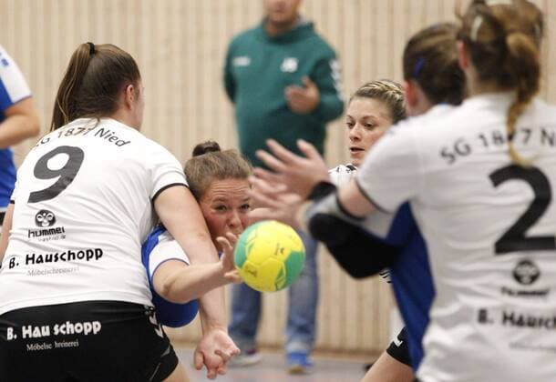 Germany Wicker 09 12 2017 Handball Hessen District Oberliga Wiesbaden Frankfurt Women Season 2017 2018 HSG Hochheim Wicker blue SG Nied ws v l Katharina Godehart SG Nied Sarah Studer Hochheim Sport HSG Hochheim Wicker SG Nied