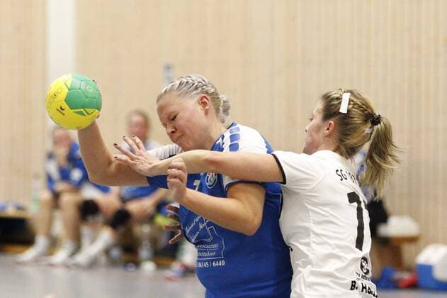 Germany Wicker 09 12 2017 Handball Hessen District Oberliga Wiesbaden Frankfurt Women Season 2017 2018 HSG Hochheim Wicker blue SG Nied ws v l Anika Zehner Hochheim Katharina Otto SG Nied Sport HSG Hochheim Wicker SG Nied