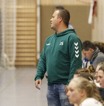 Germany Wicker 09 12 2017 Handball Hessen District Oberliga Wiesbaden Frankfurt Women Season 2017 2018 HSG Hochheim Wicker blue SG Nied ws v l Coach Jens Schulz SG Nied Sport HSG Hochheim Wicker SG Nied