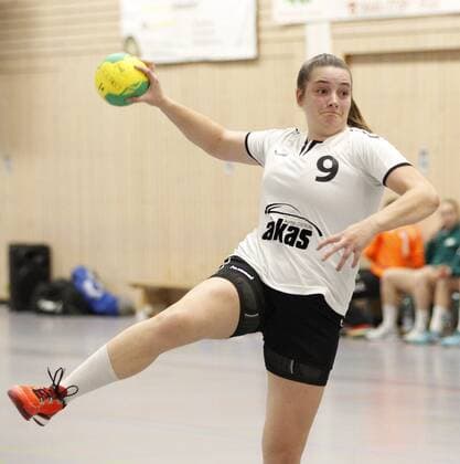 Germany Wicker 09 12 2017 Handball Hessen District Oberliga Wiesbaden Frankfurt Women Season 2017 2018 HSG Hochheim Wicker blue SG Nied ws v l Katharina Godehart SG Nied Sport HSG Hochheim Wicker SG Nied