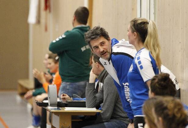 Germany Wicker 09 12 2017 Handball Hessen District Oberliga Wiesbaden Frankfurt Women Season 2017 2018 HSG Hochheim Wicker blue SG Nied ws v l Trainer Dirk Schmuzler Hochheim Tamara Paul Hochheim Sport HSG Hochheim Wicker SG Nied