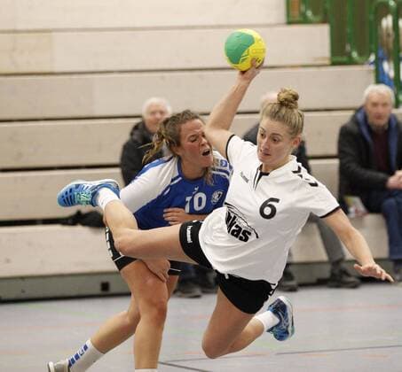 Germany Wicker 09 12 2017 Handball Hessen District Oberliga Wiesbaden Frankfurt Women Season 2017 2018 HSG Hochheim Wicker blue SG Nied ws v l Sarah Studer Hochheim Rebecca Bachner SG Nied Sport HSG Hochheim Wicker SG Nied