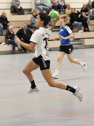 Germany Wicker 09 12 2017 Handball Hessen District Oberliga Wiesbaden Frankfurt Women Season 2017 2018 HSG Hochheim Wicker blue SG Nied ws v l Mandana Khalil SG Nied Sport HSG Hochheim Wicker SG Nied