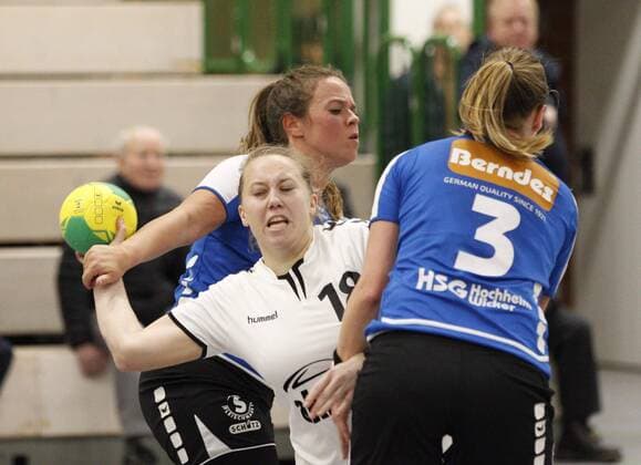 Germany Wicker 09 12 2017 Handball Hessen District Oberliga Wiesbaden Frankfurt Women Season 2017 2018 HSG Hochheim Wicker blue SG Nied ws v l Sarah Studer Hochheim Johanna Hees SG Nied Julia Pakula Hochheim Sport HSG Hochheim Wicker SG Nied