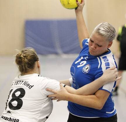 Germany Wicker 09 12 2017 Handball Hessen District Oberliga Wiesbaden Frankfurt Women Season 2017 2018 HSG Hochheim Wicker blue SG Nied ws v l Johanna Hees SG Nied Anika Zehner Hochheim Sport HSG Hochheim Wicker SG Nied