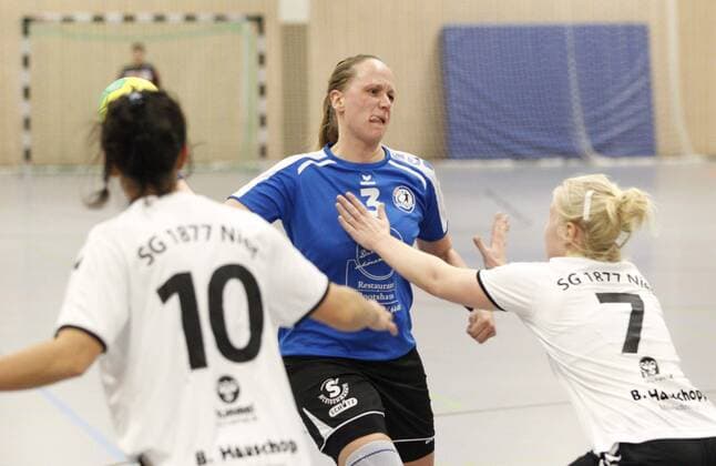 Germany Wicker 09 12 2017 Handball Hessen District Oberliga Wiesbaden Frankfurt Women Season 2017 2018 HSG Hochheim Wicker blue SG Nied ws v l Mandana Khalil SG Nied Julia Pakula Hochheim Lena Bauer SG Nied Sport HSG Hochheim Wicker SG Nied
