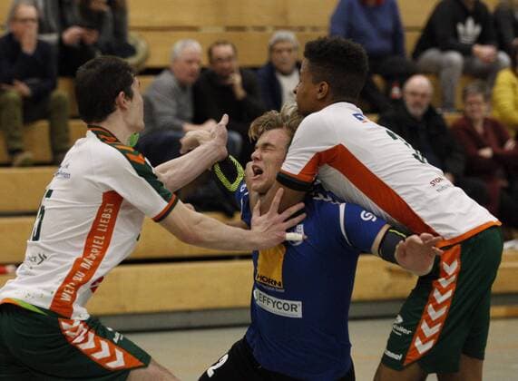 Germany Kelkheim Münster 09 12 2017 Handball Hessen Oberliga Men Season 2017 2018 TSG Münster blue HSG Dutenhofen Münchholzhausen II ws v l Hendrik Schreiber Dutenhofen Holger Kruse Munster Maduwuike Okpara Dutenhofen Sport TSG Muenster HSG Dutenhofen Munchholzhausen II