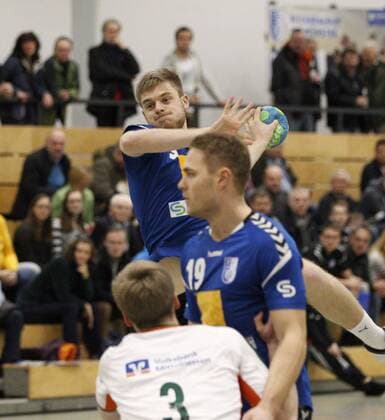 Germany Kelkheim Münster 09 12 2017 Handball Hessen Oberliga Men Season 2017 2018 TSG Münster blue HSG Dutenhofen Münchholzhausen II ws v l Bastian Schwarz Münster Felix Ikenmeyer Münster Lukas Gümbel Dutenhofen Sports TSG Münster HSG Dutenhofen Münchholzhausen II