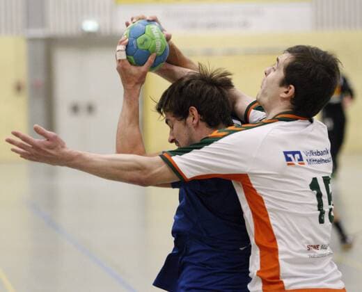 Germany Kelkheim Münster 09 12 2017 Handball Hessen Oberliga Men Season 2017 2018 TSG Münster blue HSG Dutenhofen Munchholzhausen II ws v l Johannes Drieß Muenster Hendrik Schreiber Dutenhofen Sports TSG Muenster HSG Dutenhofen Munchholzhausen II