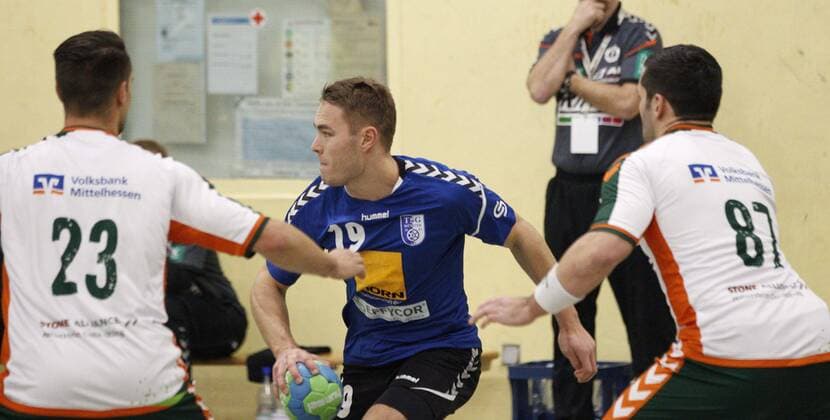 Germany Kelkheim Munster 09 12 2017 Handball Hessen Oberliga Men Season 2017 2018 TSG Münster blue HSG Dutenhofen Munchholzhausen II ws v l Tim Weber Dutenhofen Felix Ikenmeyer Munster Timo Ludwig Dutenhofen Sport TSG Muenster HSG Dutenhofen Munchholzhausen II