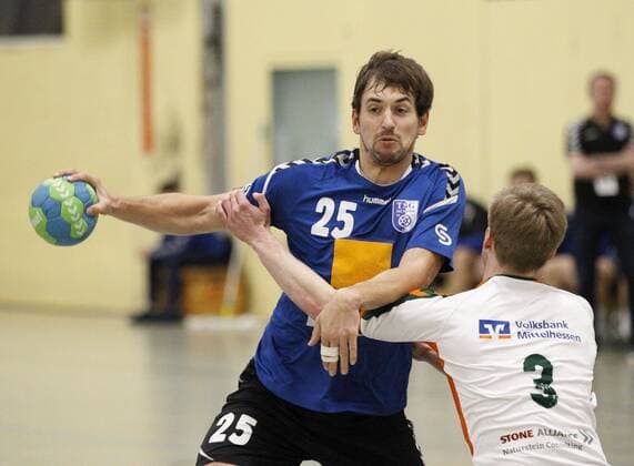 Germany Kelkheim Münster 09 12 2017 Handball Hessen Oberliga Men Season 2017 2018 TSG Münster blue HSG Dutenhofen Münchholzhausen II ws v l Johannes Drieß Munster Lukas Gümbel Dutenhofen Sports TSG Münster HSG Dutenhofen Münchholzhausen II