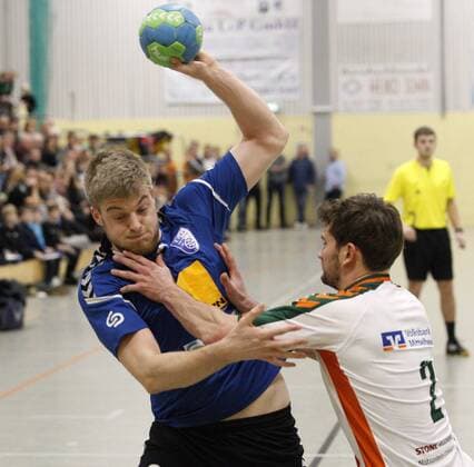 Germany Kelkheim Munster 09 12 2017 Handball Hessen Oberliga Men Season 2017 2018 TSG Münster blue HSG Dutenhofen Munchholzhausen II ws v l Bastian Schwarz Munster Julian Wallwaey Dutenhofen Sport TSG Muenster HSG Dutenhofen Munchholzhausen II