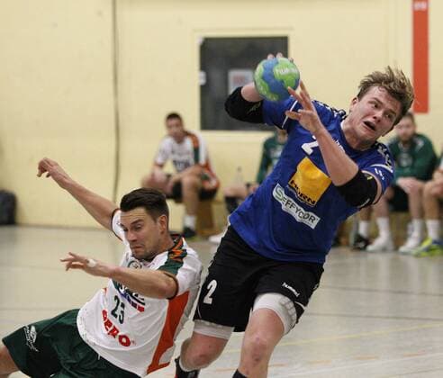 Germany Kelkheim Münster 09 12 2017 Handball Hessen Oberliga Men Season 2017 2018 TSG Münster blue HSG Dutenhofen Munchholzhausen II ws v l Tim Weber Dutenhofen Holger Kruse Muenster Sport TSG Muenster HSG Dutenhofen Munchholzhausen II