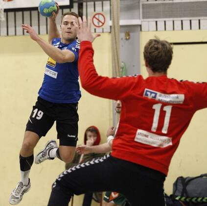 Germany Kelkheim Münster 09 12 2017 Handball Hessen Oberliga Men Season 2017 2018 TSG Münster blue HSG Dutenhofen Munchholzhausen II ws v l Felix Ikenmeyer Muenster Goalkeeper Till Klimpke Dutenhofen Sport TSG Muenster HSG Dutenhofen Munchholzhausen II