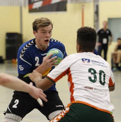 Germany Kelkheim Münster 09 12 2017 Handball Hessen Oberliga Men Season 2017 2018 TSG Münster blue HSG Dutenhofen Munchholzhausen II ws v l Holger Kruse Muenster Maduwuike Okpara Dutenhofen Sport TSG Muenster HSG Dutenhofen Munchholzhausen II