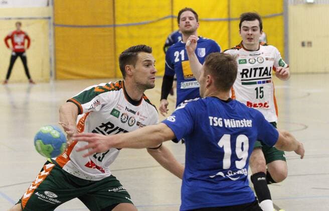 Germany Kelkheim Münster 09 12 2017 Handball Hessen Oberliga Men Season 2017 2018 TSG Münster blue HSG Dutenhofen Munchholzhausen II ws v l Tim Weber Dutenhofen Felix Ikenmeyer Muenster Sport TSG Muenster HSG Dutenhofen Munchholzhausen II