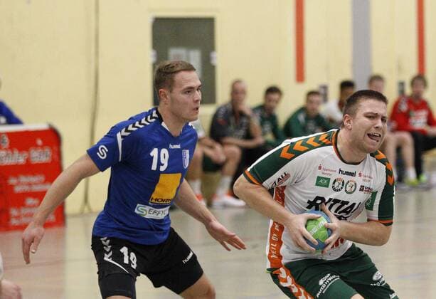 Germany Kelkheim Münster 09 12 2017 Handball Hessen Oberliga Men Season 2017 2018 TSG Münster blue HSG Dutenhofen Münchholzhausen II ws v l Felix Ikenmeyer Münster Matthias Schwalbe Dutenhofen Sports TSG Münster HSG Dutenhofen Münchholzhausen II