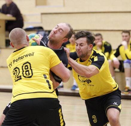 Germany Hattersheim 09 12 2017 Handball Hessen Landesliga Mitte Mens Season 2017 2018 TSG Eddersheim black TV Petterweil yellow v l Roman Hitzel Petterweil Niklas Schmidt Eddersheim Lennart Trouvain Petterweil Sport TSG Eddersheim TV Petterweil