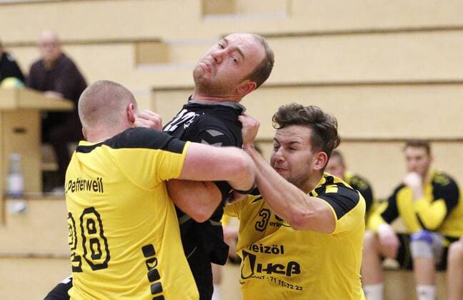 Germany Hattersheim 09 12 2017 Handball Hessen Landesliga Mitte Mens Season 2017 2018 TSG Eddersheim black TV Petterweil yellow v l Roman Hitzel Petterweil Niklas Schmidt Eddersheim Lennart Trouvain Petterweil Sport TSG Eddersheim TV Petterweil
