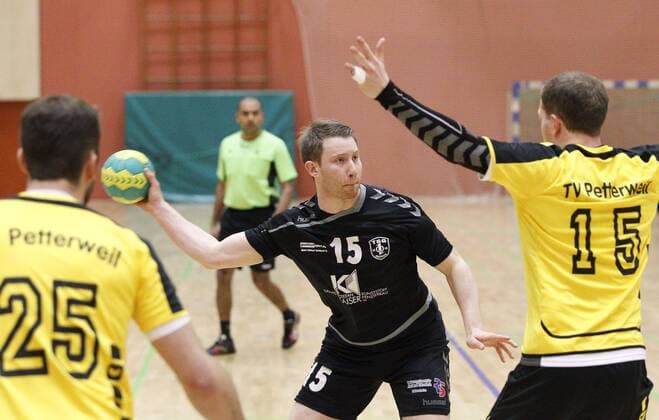 Germany Hattersheim 09 12 2017 Handball Hessen Landesliga Mitte Mens Season 2017 2018 TSG Eddersheim black TV Petterweil yellow v l Pierre Lange Petterweil Christos Karathanasis Eddersheim Felix Koffler Petterweil Sport TSG Eddersheim TV Petterweil