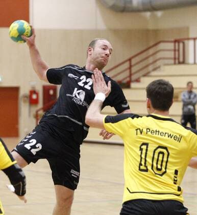 Germany Hattersheim 09 12 2017 Handball Hessen Landesliga Mitte Mens Season 2017 2018 TSG Eddersheim black TV Petterweil yellow v l Niklas Schmidt Eddersheim Thorsten Koch Petterweil Sport TSG Eddersheim TV Petterweil