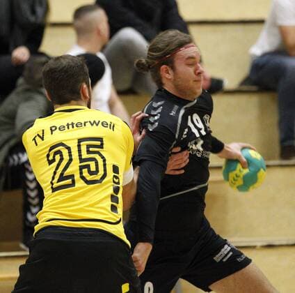 Germany Hattersheim 09 12 2017 Handball Hessen Landesliga Mitte Mens Season 2017 2018 TSG Eddersheim black TV Petterweil yellow v l Pierre Lange Petterweil Janis Bendix Eddersheim Sports TSG Eddersheim TV Petterweil