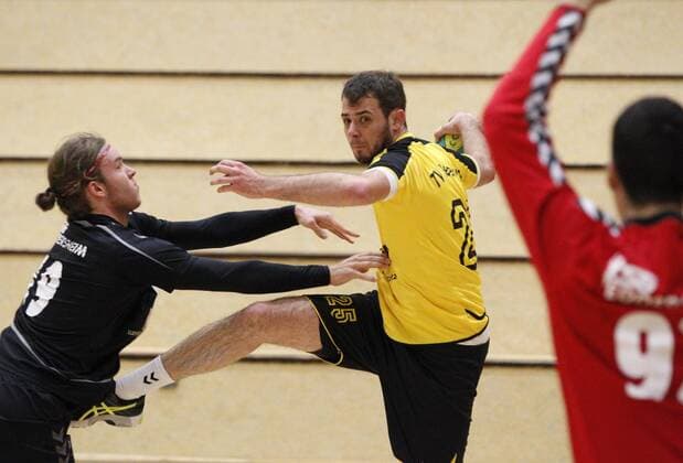 Germany Hattersheim 09 12 2017 Handball Hessen Landesliga Mitte Mens Season 2017 2018 TSG Eddersheim black TV Petterweil yellow v l Janis Bendix Eddersheim Pierre Lange Petterweil Sport TSG Eddersheim TV Petterweil