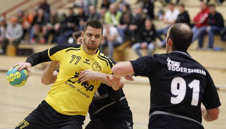 Germany Hattersheim 09 12 2017 Handball Hessen Landesliga Mitte Mens Season 2017 2018 TSG Eddersheim black TV Petterweil yellow v l Björn Ehmer Petterweil Rene Morgenstern Eddersheim Sport TSG Eddersheim TV Petterweil