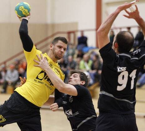 Germany Hattersheim 09 12 2017 Handball Hessen Landesliga Mitte Mens Season 2017 2018 TSG Eddersheim black TV Petterweil yellow v l Björn Ehmer Petterweil Lukas Mouse Eddersheim Rene Morgenstern Eddersheim Sport TSG Eddersheim TV Petterweil