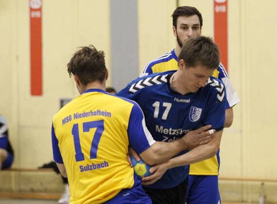 Germany Kelkheim Münster 09 12 2017 Handball Hessen District Oberliga Wiesbaden Frankfurt Season 2017 2018 TSG Münster II blue MSG Niederhofheim Sulzbach yellow v l Alexander Schabarum Sulzbach Tim Schreiber Münster Sports TSG Münster II MSG Niederhofheim Sulzbach