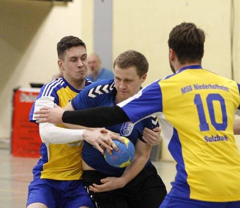Germany Kelkheim Münster 09 12 2017 Handball Hessen District Oberliga Wiesbaden Frankfurt Season 2017 2018 TSG Münster II blue MSG Niederhofheim Sulzbach yellow v l Timon Schana Sulzbach Daniel Kunz Munster Moritz Herweh Sulzbach Sports TSG Münster II MSG Niederhofheim Sulzbach